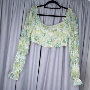 Pretty green blouses with puffy arms 💫